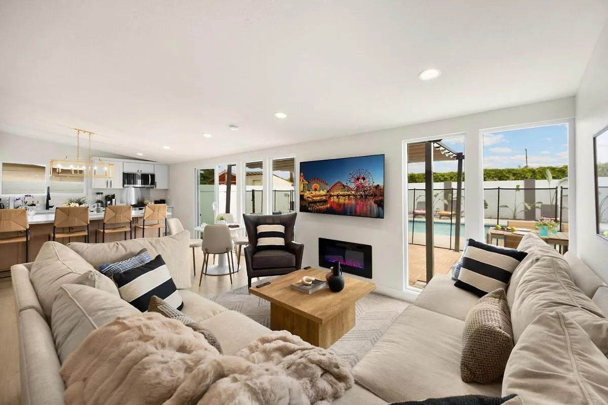 Stylish 5 Bedroom Villa With Pool Near Disney - Luxury Family Retreat Анахайм